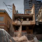 El edificio es demolido debido a una inclinación.