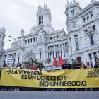 Pedidos. Los manifestantes mostraron carteles con leyendas alusivas a lo que ellos consideran injusto. Fueron a sitios icónicos de la ciudad de Madrid.