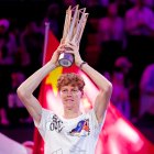 Jannik Sinner levantando el trofeo de Másters 1.000 de Shanghái