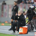 El entrenador de Uruguay Marcelo Bielsa reacciona en el partido de las eliminatorias sudamericanas para el Mundial de 2026 ante Perú