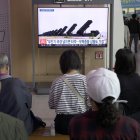 Personas ven las noticias en una estación en Seúl, Corea del Sur, el 14 de octubre de 2024.