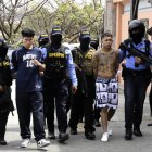 Fotografía cedida por la Dirección Policial Antimaras y Pandillas Contra el Crimen Organizado (DIPAMPCO) que muestra la detención de dos jóvenes en Tegucigalpa (Honduras).