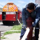 En San Antonio, un camión con 8.000 galones de agua reabastece los tanques matrices, como el de Caspigasí.