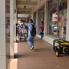 Recursos. Al ya saturado ambiente sonoro del centro de Guayaquil se ha sumado el uso de los generadores eléctricos durante los apagones. El peatón, aturdido.