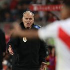 El entrenador de Uruguay Marcelo Bielsa durante el pasado partido de las eliminatorias sudamericanas en el que perdió 1-0 ante Perú.
