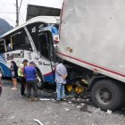 El bus y el camión se impactaron cuando circulaban por la vía Alóag - Santo Domingo. Hubo otro vehículo involucrado.