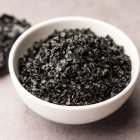 El shilajit es una sustancia pegajosa y resinosa que se forma a partir de la división de materia vegetal en las rocas del Himalaya.