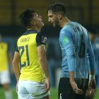 AME3368. MONTEVIDEO (URUGUAY), 09/09/2021.- Rodrigo Bentancur de Uruguay discute con Alan Steven Franco de Ecuador hoy, durante de un partido de las eliminatorias sudamericanas para el Mundial de Catar 2022 entre Uruguay y Ecuador en el estadio Campeón del Siglo en Montevideo (Uruguay). EFE/Ernesto Ryan POOL