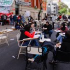 Estudiantes toman clase en una calle frente a la Universidad de Buenas Aires durante una protesta, el miércoles 9 de octubre de 2024, en la ciudad de Buenos Aires (Argentina).