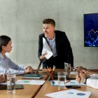 Un jefe tóxico puede generar niveles altos de estrés, ansiedad y agotamiento emocional en los empleados.