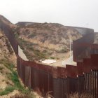 Foto del 8 de octubre de 2024 donde se muestra un tramo de la valla fronteriza entre Estados Unidos y México, en San Diego, California (Estados Unidos).