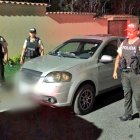 En Nayón un vehículo estaba abandonado afuera de una casa.