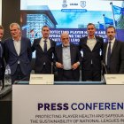 La entidad que organiza el torneo en España, LaLiga con su presidente Javier Tebas (c) durante su reunión con más directivos de ligas europeas y la Federación Internacional de Futbolistas Profesionales (FIFPro).