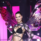Adriana Lima hizo su pasarela en el victoria’s secret fashion show.