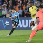Darwin Núñez (i) de Uruguay patea un balón ante Ecuador este martes, en un partido de las eliminatorias sudamericanas para el Mundial 2026.