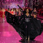 Tyra Banks regresó al escenario en el que fue una de las primeras 5 ángeles de Victoria"s Secrets.