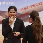 Los miembros de Air India en las instalaciones de mantenimiento, reparación y revisión (MRO) de Air India en el Aeropuerto Internacional de Bangalore Limited (BIAL) en Bangalore, India