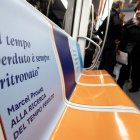 Un asiento está decorado con una cita del novelista francés Marcel Proust en la línea A del metro, como parte de una iniciativa para promover la lectura en el transporte público.