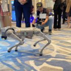 Un perro robot es una de las principales atracciones de este evento que reúne a varios expertos.