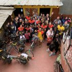 Grupo de la caravana de bicicletas después de llegar a Kibera, un asentamiento informal situado en Nairobi, junto a familiares y amigos en la casa de la ONG Kings and Queens of Kibera.