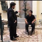 Los actores conducen la participación del público en la obra de teatro