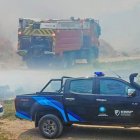 Camionetas de Segura EP y la Policía Nacional custodian la labor de los bomberos luego de varias denuncias de robos.