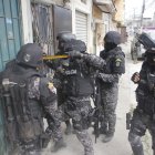Intervención. En un operativo denominado Tormenta 2 se realizó la revisión de 50 viviendas en las que se encontró falsos uniformes militares y policiales