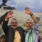 Ismail Haniya (i), y Yahya Sinwar (d), en una foto de archivo.