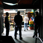 Comerciantes han visto afectado las ganancias de sus negocios a causa de los apagones.