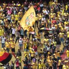 Hinchas de Barcelona en el estadio Monumental