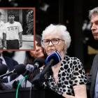 La hermana de Kitty Menéndez, Joan Andersen Vandermolen (2R), acompañada por otros familiares de Erik y Lyle Menéndez, habla durante una conferencia de prensa para pedir su liberación.