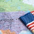 Aunque el apellido influya en la percepción inicial, no sustituye el esfuerzo ni la preparación para obtener la ciudadanía.