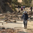 Simpatizantes del expresidente de Bolivia, Evo Morales (2006-20019), bloquean una carretera este jueves, en Epizana, departamento de Cochabamba (Bolivia).