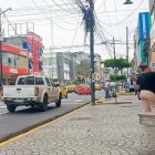 Imagen. Los ‘tallarines’ de cables perduran en las esquinas, algunos topan a los peatones, que, así como los comerciantes, esperan una intervención integral. 
===