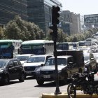 El Ciclista. El miércoles, en el redondel, había una extensa fila de vehículos. En la zona se fue la luz y los conductores iban más despacio. Un agente estaba en la zona.