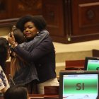 Sesión. Paola Cabezas, de las filas del correísmo, abraza a una de sus coidearias luego de la votación para ir al juicio político a la ministra Palencia.
