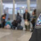 Impacto. La creciente salida de ecuatorianos hacia el exterior en búsqueda de un nuevo y mejor futuro golpea a la niñez y adolescencia, afirman expertos.