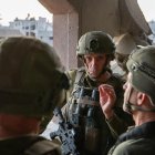 Herzi Halevi (c), jefe del Estado Mayor de Israel, en el lugar en la franja de Gaza donde fue asesinado el líder de Hamás, Yahya Sinwar, autor intelectual de los ataques del 7 de octubre.