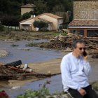 Un residente habla por teléfono en una zona afectada por las inundaciones en Limony, departamento de Ardèche, Francia, el 18 de octubre de 2024.