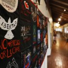 Fotografía de un lienzo con mensajes alusivos a las protestas, exhibido en el Museo del Estallido Social, en Santiago (Chile).