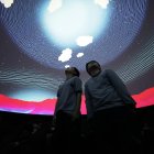 Fotografía del 24 de septiembre de 2024 de niños visitando el Planetario de la comuna de Huechuraba, en Santiago (Chile).