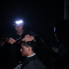 Los ecuatorianos se ingenian para seguir trabajando pese a los cortes prolongados.