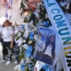 Personas se reúnen en la casa en dónde vivía Sofía Delgado niña de 12 años asesinada, este viernes en Candelaria (Colombia).