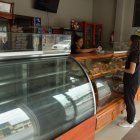 Con estanterías vacías, así les toca atender a ciertos locales que han alterado su producción por los cortes de luz.