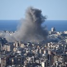 El humo se eleva tras un ataque aéreo israelí contra Dahieh, un suburbio del sur de Beirut (Líbano), este 19 de octubre del 2024.