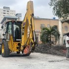 Trabajadores tumbaban las paredes de la parte baja del inmueble en el centro de Guayaquil, la mañana de este sábado 19 de octubre.