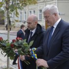 El ministro francés de Asuntos Exteriores, Jean-Noël Barrot (i), y el ministro de Asuntos Exteriores ucraniano, Andrí Sibiga (d), visitan el Muro de la Memoria de los Defensores Caídos de Ucrania, en Kiev.