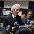 El periodista José Rubén Zamora habla con periodistas este viernes 18 de octubre en Ciudad de Guatemala.