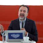 Pabel Muñoz durante la presentación de su informe en Frecuencia Quiteña.