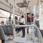 Buses. En muchas ocasiones se ve a personas de pie, pese a que hay espacios suficientes para sentarse. La situación incomoda.